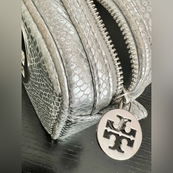 RARE!  TORY BURCH REVA Silver Embossed Leather Makeup Bag - Picture 4 of 7